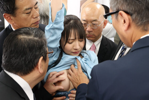 【流川莉央】上司に痴●を注意したことから次々と痴●をしてくる人数が増えていった・・。もうどうなってもいい・・こんなに気持ちよくしてくれるなら・・。