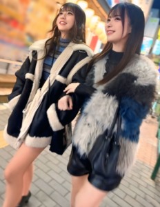 入れ替わり立ち替わり、とにかくハメまくる！潮吹きでビシャビシャになったオマンコに正常位中出し！